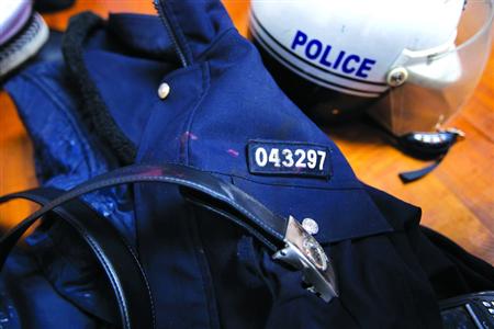 在閔行區(qū)虹橋派出所的一角，擺放著茆盛泉曾經(jīng)最愛的警服。“043297”的警號(hào)、深色的警服依稀可見已經(jīng)凝固的血跡，警用皮帶也斷裂了。