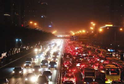 昨晚，因沙塵暴導(dǎo)致能見(jiàn)度低，長(zhǎng)安街嚴(yán)重堵車。