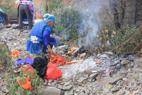 老人們準備好松香紙錢等祭祀用品，虔誠祈福。