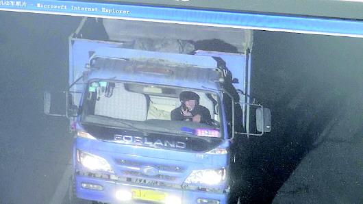 張某被抓拍到開車打手機(jī)。