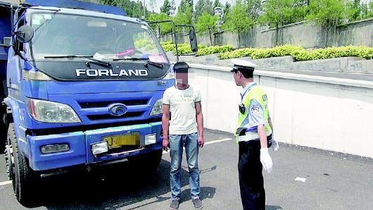 民警對(duì)持C1駕照駕駛大貨車、一年違法350余次的張某進(jìn)行批評(píng)教育。