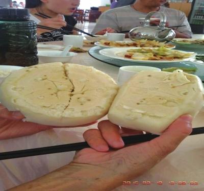 在參加山西游行程中，體驗(yàn)員發(fā)現(xiàn)團(tuán)餐中的饅頭已經(jīng)發(fā)霉。視頻截圖