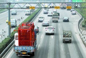 內(nèi)環(huán)高速連應(yīng)急車道也被社會(huì)車輛占用著，3月嬰兒最后病重離世