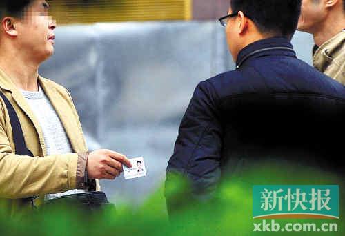 在進(jìn)行了近半個月暗訪調(diào)查中，有證販子告訴記者稱，二代身份證買賣已形成產(chǎn)業(yè)鏈，不僅貨源穩(wěn)定，生意也是相當(dāng)紅火。■正佳廣場附近，一名男子正向記者兜售二代身份證。