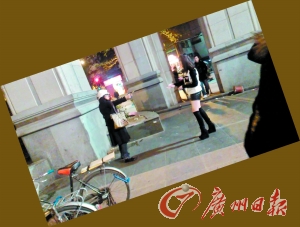 黑衣女拿著剪刀指著“保時(shí)捷女孩”。