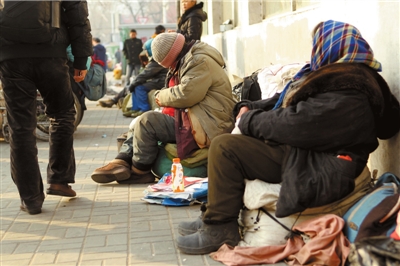 昨天，仍有流浪人員在路邊居留。本報(bào)記者譚青攝/視頻