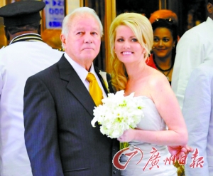 二00一年，埃德文和特里娜舉行婚禮。