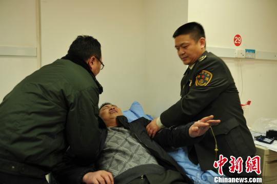 被“黑車”頂跑近5公里的執(zhí)法隊(duì)員周應(yīng)鑄被送至醫(yī)院急救?！￠Z成全　攝