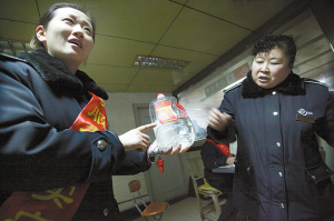 　車(chē)站人員在講述當(dāng)時(shí)情況，一桶5斤的白酒已被喝掉大半記者周杰攝