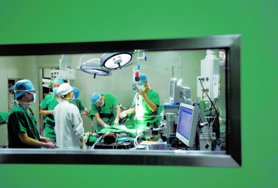 昨晚，醫(yī)生為小進進做截肢手術(shù)。