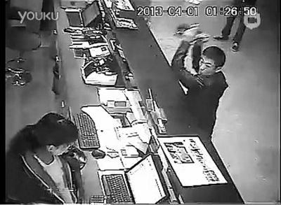 另一同行男子，操起柜臺上的擺件，用力砸向女服務員面部。