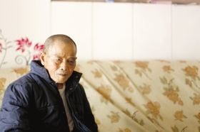 4月15日，劉爹爹的一只眼睛上有明顯的淤青。