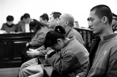 昨日，因涉嫌誘騙男網(wǎng)友進行高額消費，海淀區(qū)一咖啡廳負責人及“吧女”等14人受審。新京報記者 王貴彬 攝