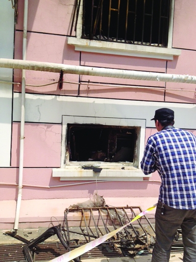 窗戶被燒得面目全非。