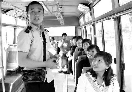 售票員楊振虎與文章長得很像,乘客都覺得很好奇, 售票員楊振虎與文章長得很像,乘客都覺得很好奇,