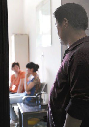 妻子在房?jī)?nèi)勸說(shuō)女兒時(shí)，楊師傅守在門外