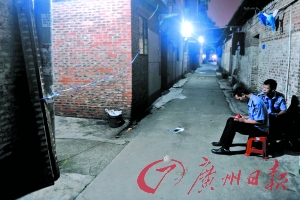 事發(fā)出租屋前拉起了警戒線，警方正在現(xiàn)場(chǎng)調(diào)查。記者陳楓攝