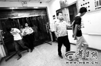 三人搶劫孕婦后，被警方和群眾合力抓獲 王警/攝