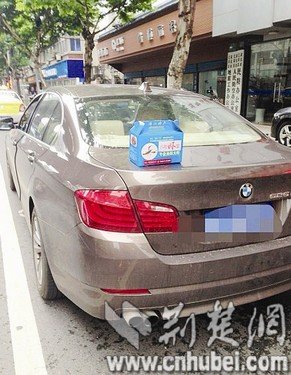 武漢一餐館免費(fèi)為顧客開(kāi)寶馬送外賣(mài)大蝦(圖)