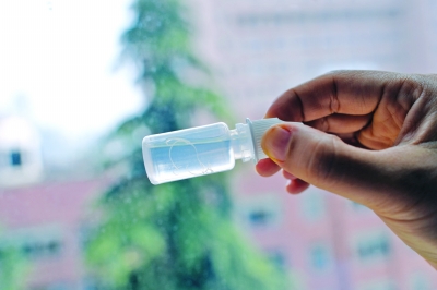 女童眼里取出的線蟲(chóng)。吳葉青 攝