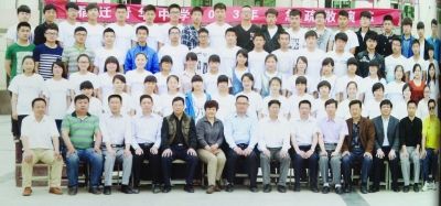 個(gè)不同班級(jí)的畢業(yè)照，前排除了最左邊一位老師外，完全一致。