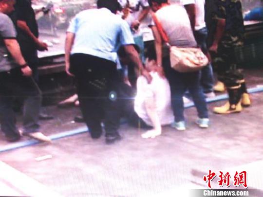 宗德宇緩緩靠近跳樓女子?！O程　攝