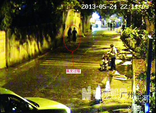 監(jiān)控視頻中（紅圈處），男子尾隨女學生試圖進行猥褻。通訊員供圖