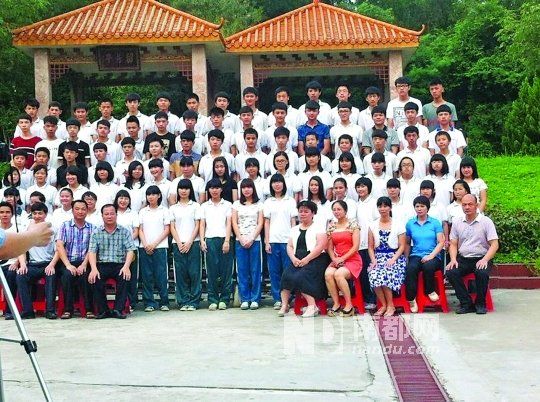 畢業(yè)照中間留出四個(gè)空位。