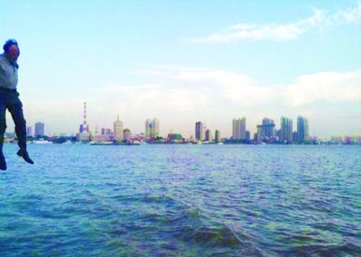 前晚，一名男子從輪渡上縱身墜入江中。@風(fēng)箏鍋發(fā)布