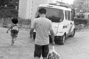 昨天，小豆被民警帶走，轉移到別處居住現(xiàn)代快報記者辛一攝