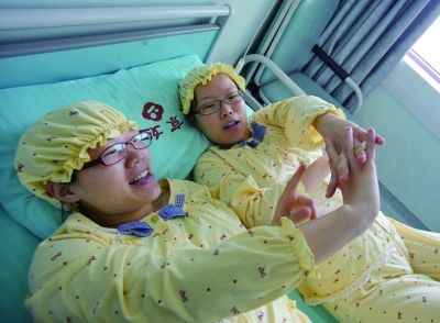 生完寶寶后姐妹倆在床上聊天。