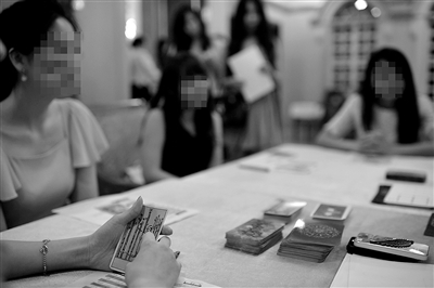 6月30日，中國企業(yè)家單身俱樂部在北京舉行富豪相親海選活動，“考官”通過玩塔羅牌考察面試者的心理狀態(tài)。新京報記者 吳江 攝