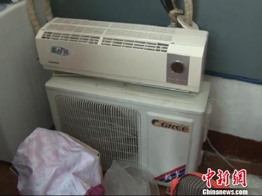 民警從嫌疑人家中搜到空調(diào)等生活用品。 拾冠之 攝