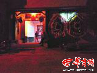 昨晚8時許，老人的大兒子的家正在辦喪事，屋外擺放著花圈 本報記者張超攝