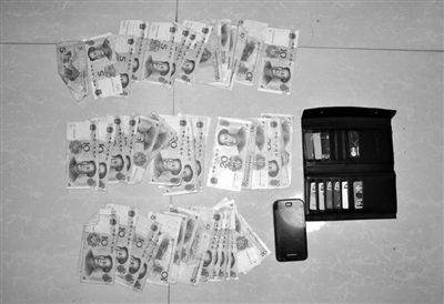 警方從搶劫嫌疑人處起獲的贓款和發(fā)令槍、子彈。警方供圖