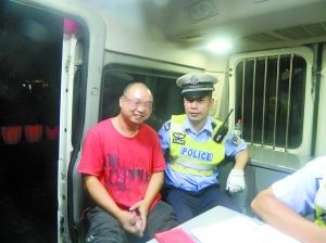冉強(qiáng)開心地接受了民警的處罰和教育。高新區(qū)交巡警支隊供圖