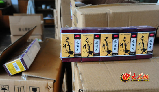 圖為民警現(xiàn)場被查獲的部分假藥。