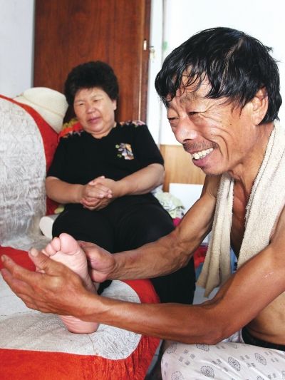 慈成富為老伴按摩。