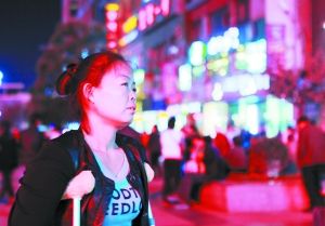 走在燈火闌珊的蘭州街頭，史女士迷茫無助。