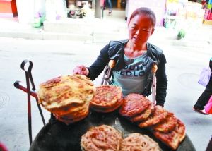 手頭拮據(jù)，每天只能吃一頓飯。