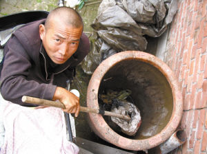 鄭艷良講述鋸?fù)冉?jīng)過(guò)。本報(bào)記者 汪洋 攝