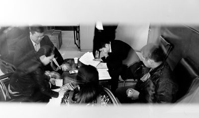 今天上午，喜隆多接待處內(nèi)，市場管理方與商戶核對租金和抵押金數(shù)目