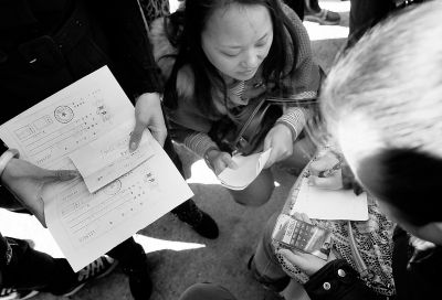 喜隆多商場接待處外面，受損商戶正拿手機(jī)計算自己能退多少錢