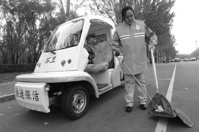 比賽之前張起超在多功能清潔車(chē)前練習(xí)動(dòng)作。