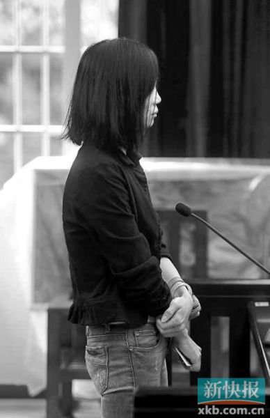 昨日，何敏在庭上抿著嘴不停抹眼淚。新快報記者孫毅/攝