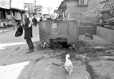 昨日，村民在通州區(qū)馬駒橋的這個垃圾箱旁，發(fā)現(xiàn)一被棄男嬰，急救人員趕到后確認(rèn)男嬰已死亡。新京報記者 黃月 攝