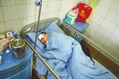 被拋棄荒野的傷者劉某在接受治療。