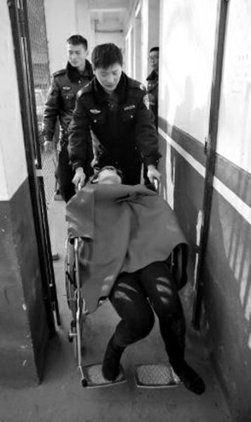 昨日，派出所民警帶女駕駛員賈某去醫(yī)院做檢查 記者 陳團(tuán)結(jié) 攝