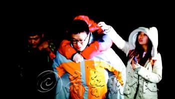 　途中女隊(duì)友小妮突發(fā)高燒，男隊(duì)員輪流背了她三個小時(shí)，直到網(wǎng)友開車來接