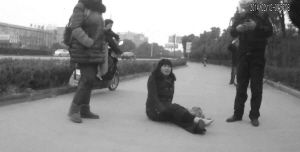 鄭大姐坐在地上，警方趕到進(jìn)行施救。（視頻截圖由警方提供）